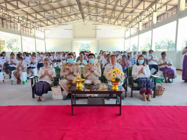 พิธีทำบุญตักบาตร โดยมี ท่าน วิโรจน์ เดชเกลี้ยง นายอำเภอวิภาวดี เป็นประธาน ในพิธี